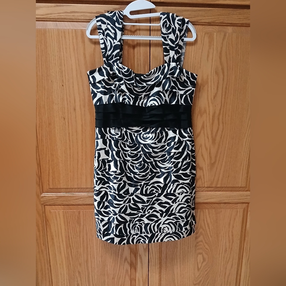Jones New York. Elegant Black and White Floral Dress. NWT...size 14P